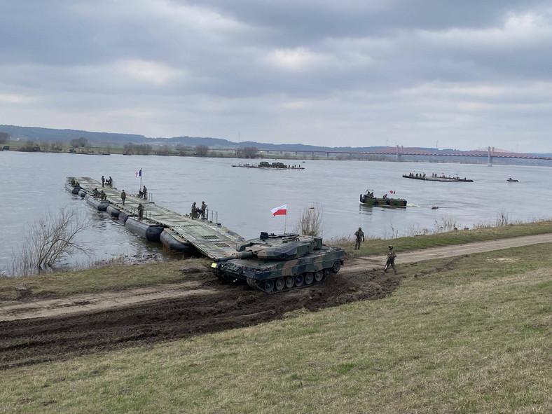 Polski czołg podczas przeprawy przez Wisłę w ramach ćwiczeń NATO