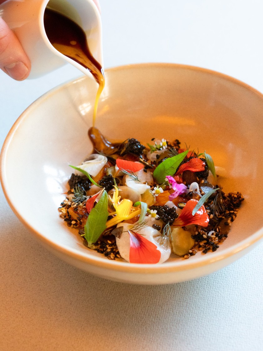 Starkoch Fabian Fuchs liebt an kühlen Tagen einen lauwarmen Kürbis-Salat mit Rettich, Essiggurke und Kaviar. 