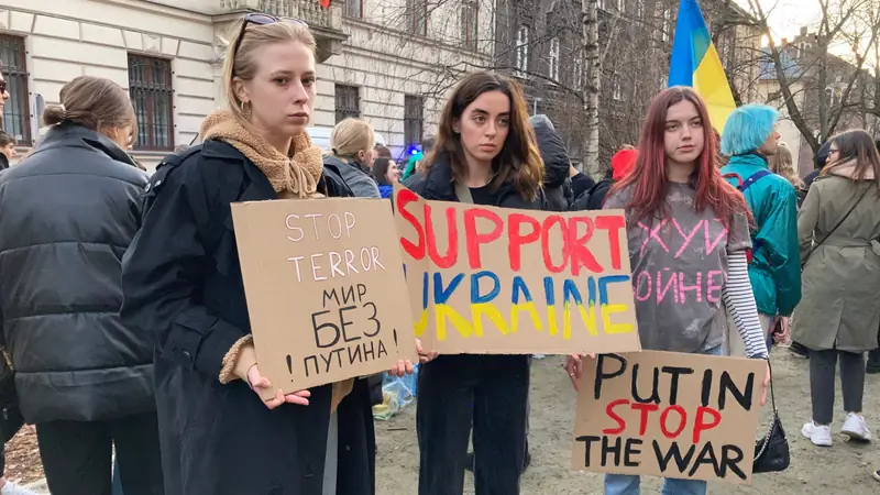 Demonstracja solidarnościowa z Ukrainą, Kraków — 24 lutego 2022 r. / Ofeminin