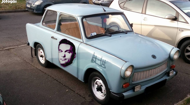 Íme a híres Trabant, melyben Orbán Viktor ült, sőt, dedikálta is!