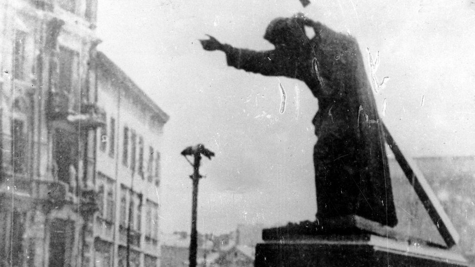 Posąg Chrystusa przed kościołem Świętego Krzyża w Warszawie, 1944 r.