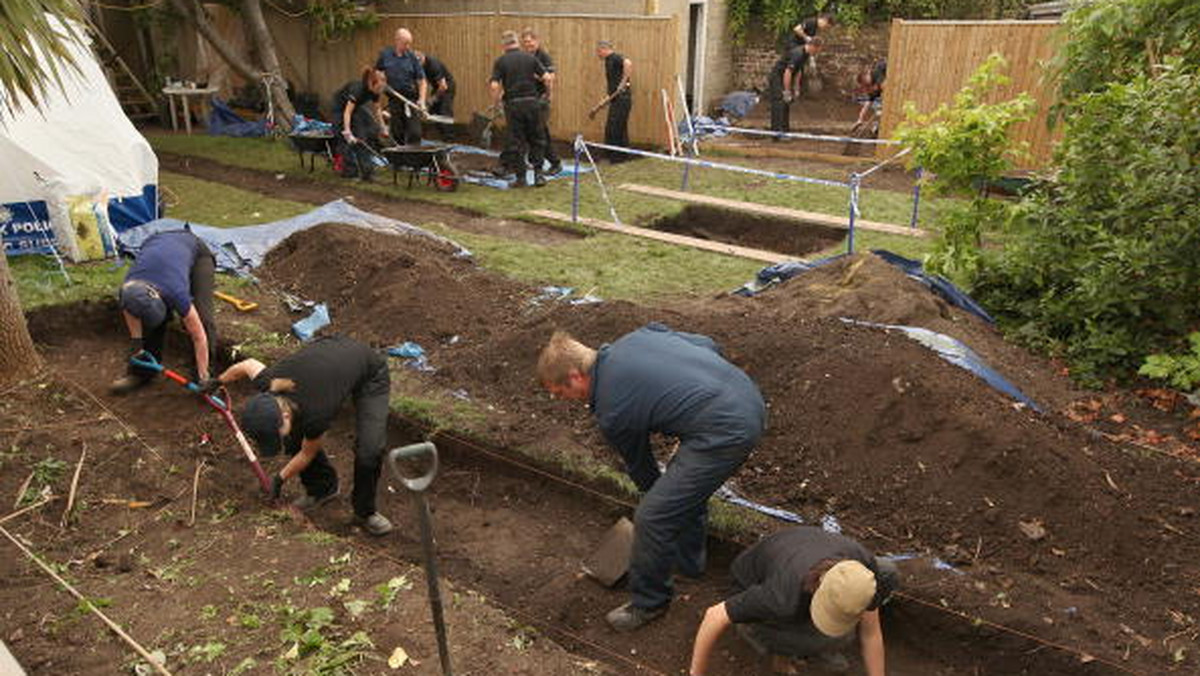 We wrześniu 2006 r. policja znajduje pod posadzką w kościele zmasakrowane zwłoki młodej kobiety. Wkrótce okazuje się, że ofiarą brutalnej zbrodni jest 23-letnia studentka z Polski.