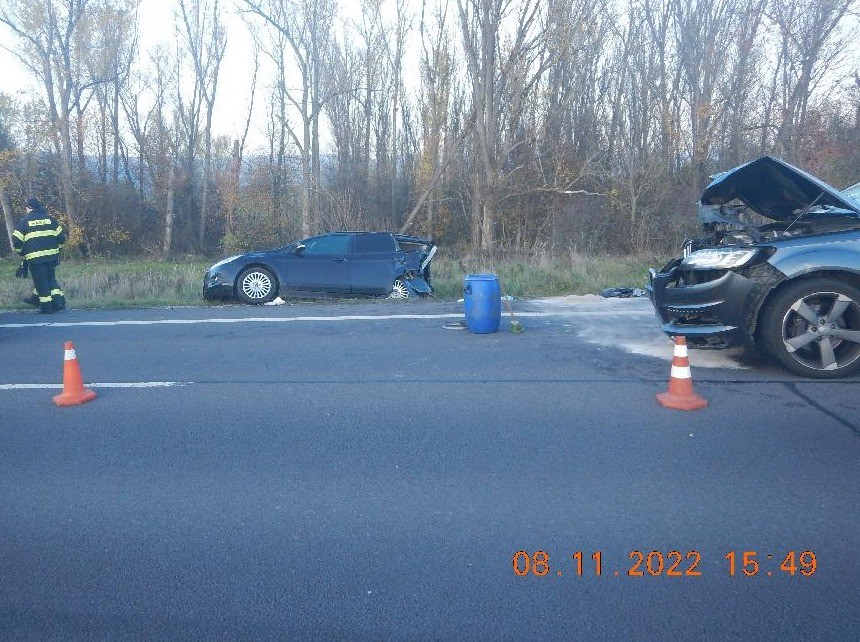 Žena sediaca na zadnom sedadle utrpela pri náraze zranenia.