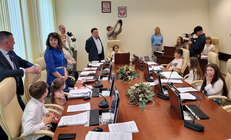 mazowsze dzieci w sali obrad zarządu województwa 0