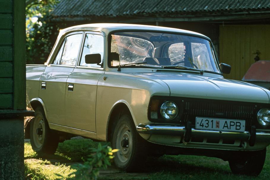 Radziecki samochód na wiejskim podwórku