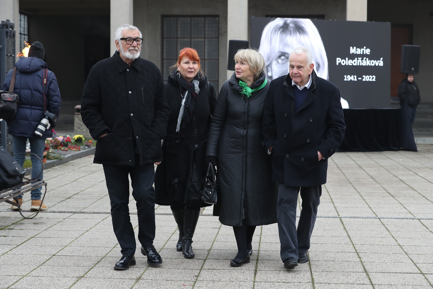 Na pohrebe Marie Poledňákovej bol aj Jiří Bartoška s Eliškou Balzerovou.