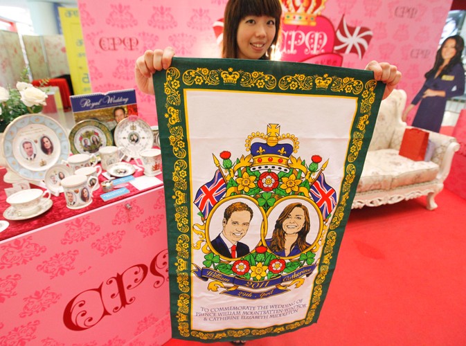 Wystawa gadżetów poświęconych księciu Williamowi i Kate Middleton w centrum handlowym w Kwun Tong w Hong Kongu