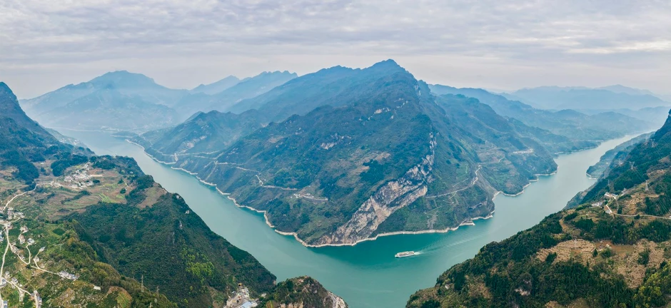 Brod prolazi kroz sekciju brane Tri klisure na reci Jangce u provinciji Hubei, Kina, 28. marta