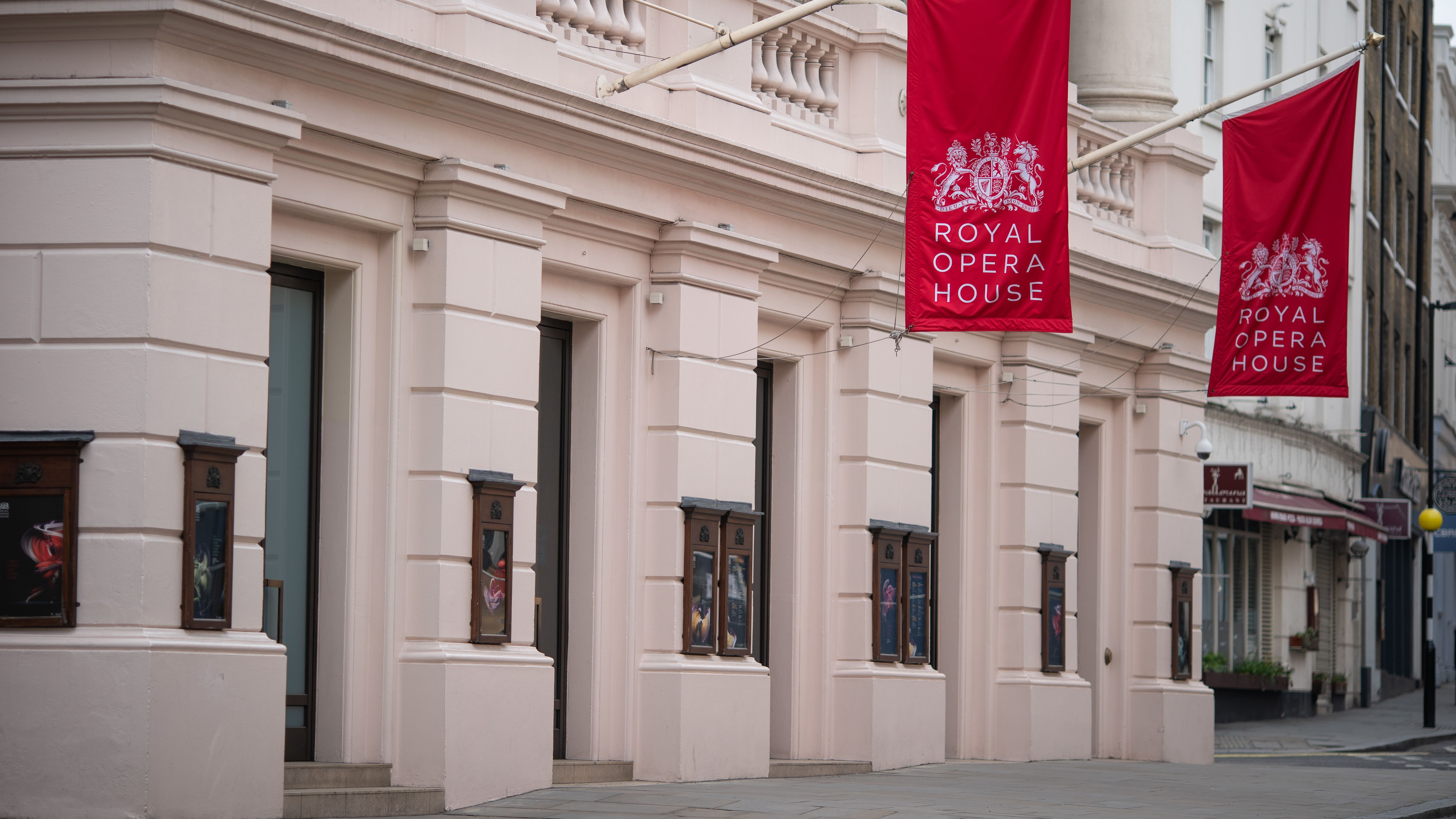 Royal Opera House: Scuffle erupts over Palestine flag
