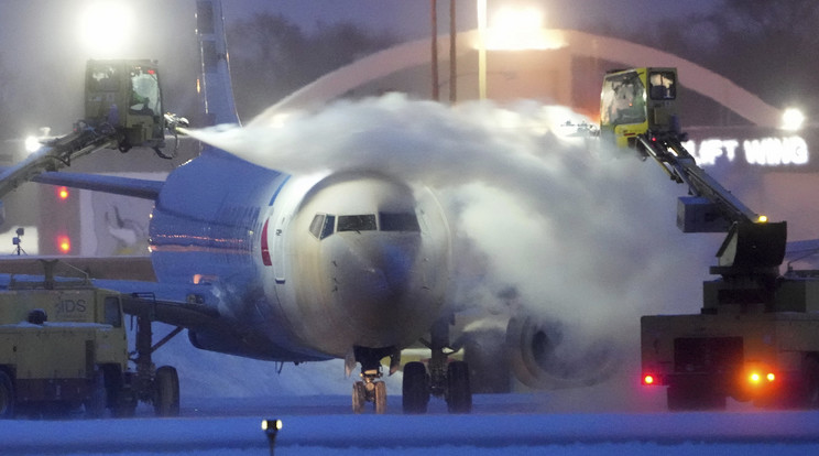 Az American Airlines repülőgépét jégtelenítik a minneapolisi St. Paul Repülőtéren amikor téli viharok okoznak közlekedési nehézségeket és áramkimaradásokat az Egyesült Államok északkeleti államaiban./Fotó : MTI/AP/Star Tribune/David Joles