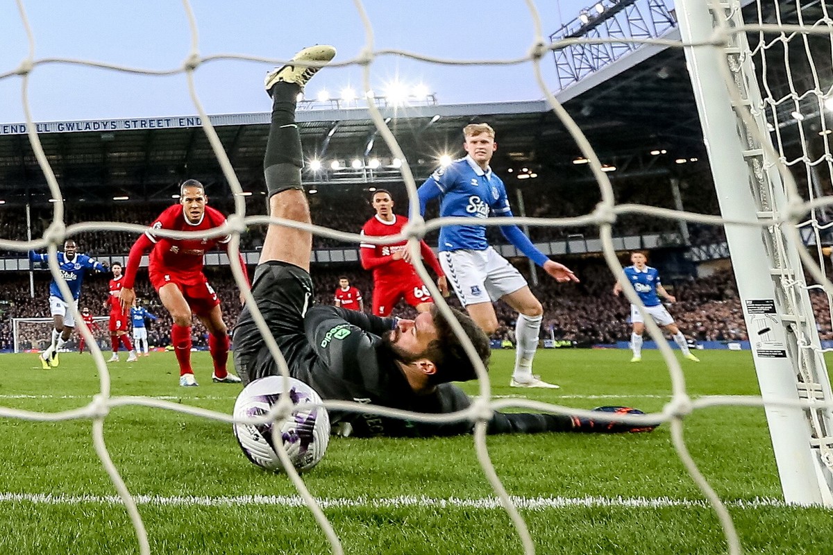Jarrad Branthwaite strzela gola dla Evertonu