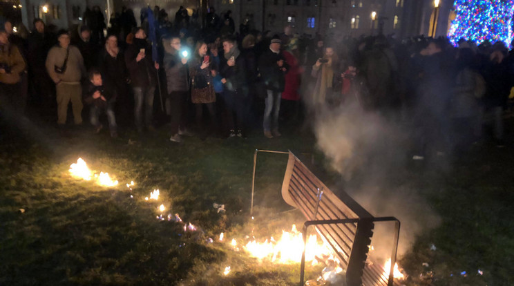 Lángol a Kossuth tér / Fotó: Nagy Flóra