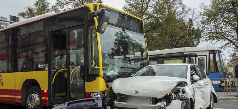 Tak autobus staranował samochody we Wrocławiu. Wypadek na WIDEO