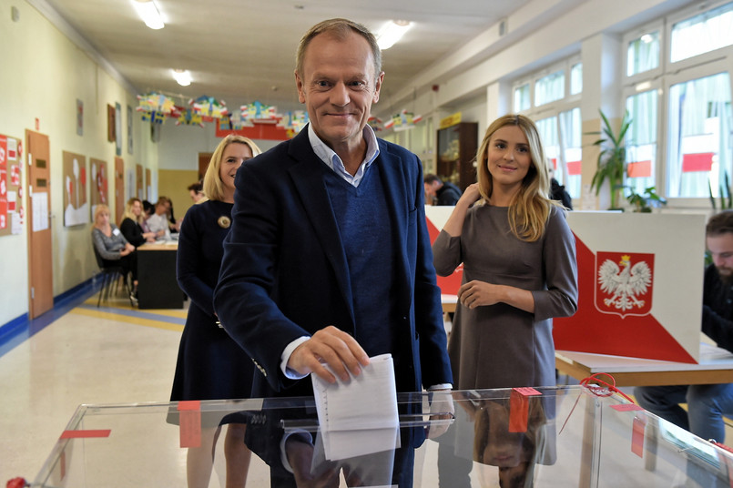 Przewodniczący Rady Europejskiej Donald Tusk z żoną Małgorzatą i córką Katarzyną podczas głosowania w Sopocie.