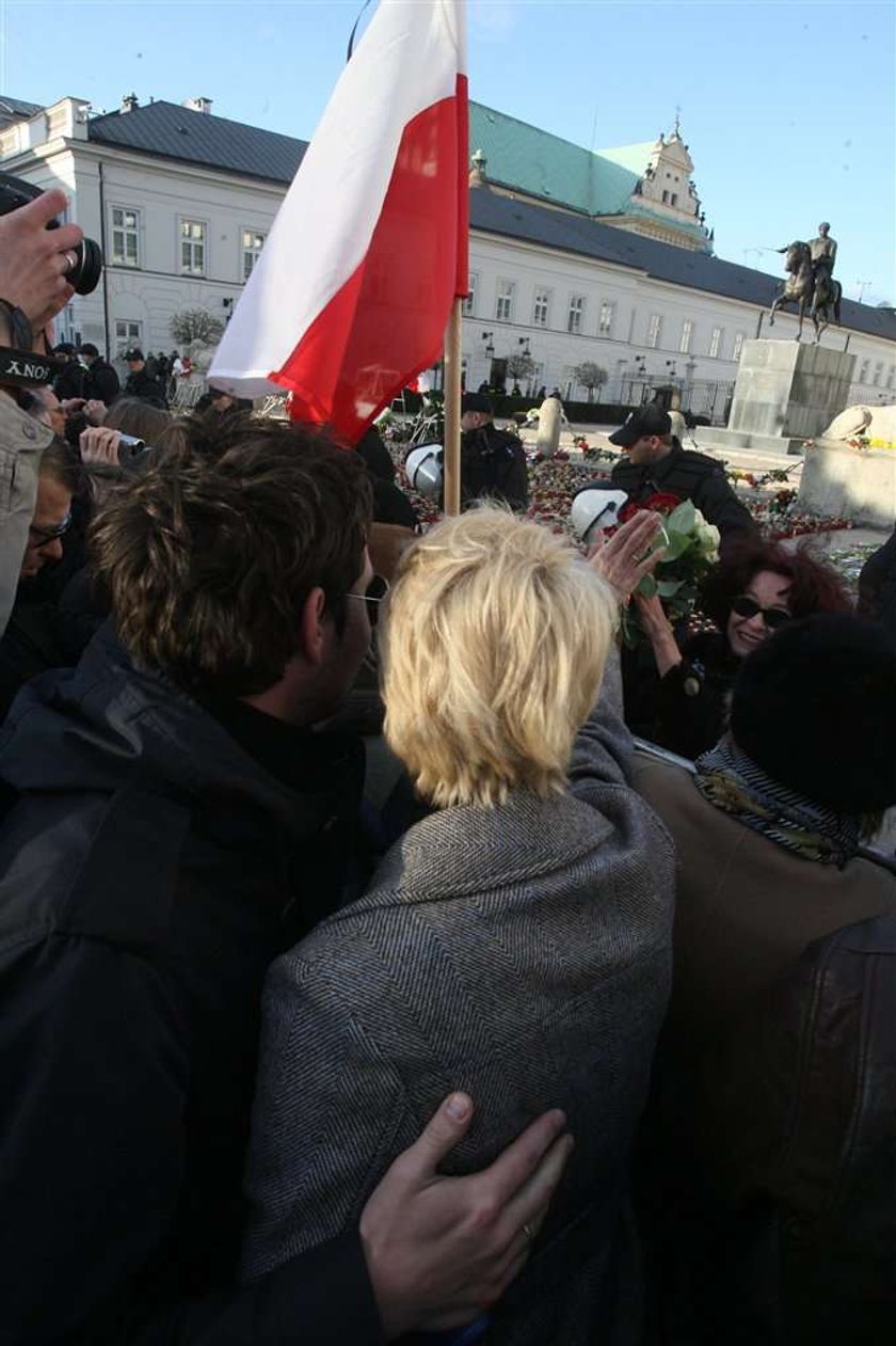 Małgorzata Kożuchowska, BArtek Wróblewski, rocznica smoleńska, kwiaty