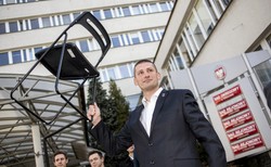 Chciał rzucić krzesłem w Bronisława Komorowskiego? Sąd uniewinnił mężczyznę od próby zamachu