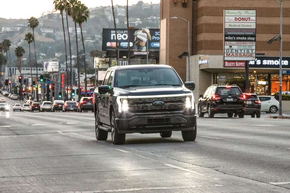 Ford F-150 Lightning. Elektryczny pikap Forda dobrze czuje się w wielkim mieście, tu na Sunset Boulevard w Hollywood