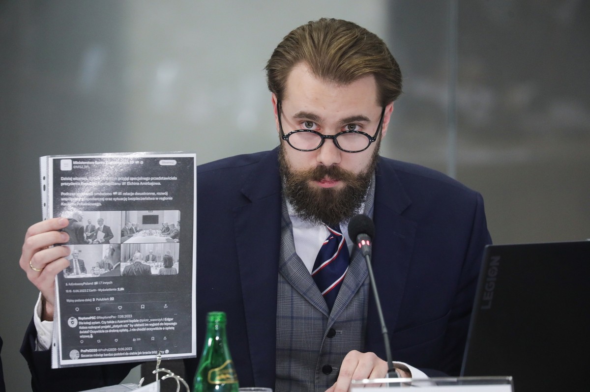 Dyrektor Biura Prawnego i Zarządzania Zgodnością Ministerstwa Spraw Zagranicznych do 15 września 2023 r. Jakub Osajda podczas składania zeznań przed sejmową komisją śledczą