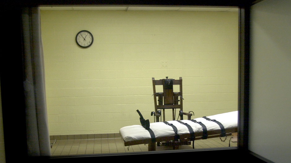 Cela śmierci w więzieniu w Lucasville w stanie Ohio, USA. Widoczne są krzesło elektryczne i stół do wstrzykiwania trucizny. To dwie metody egzekucji dopuszczalne w tym stanie 