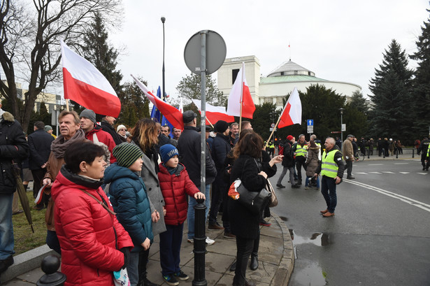 Dzieci skandują:"Nie jesteśmy gorsi", dorośli spiewają:"gadu gadu nocą, baju baju w dzień"