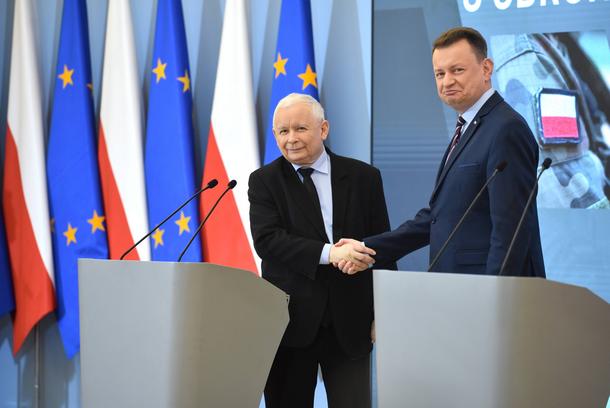 Jarosław Kaczyński i Mariusz Błaszczak podczas konferencji prasowej, Warszawa, 22 lutego 2022 r.