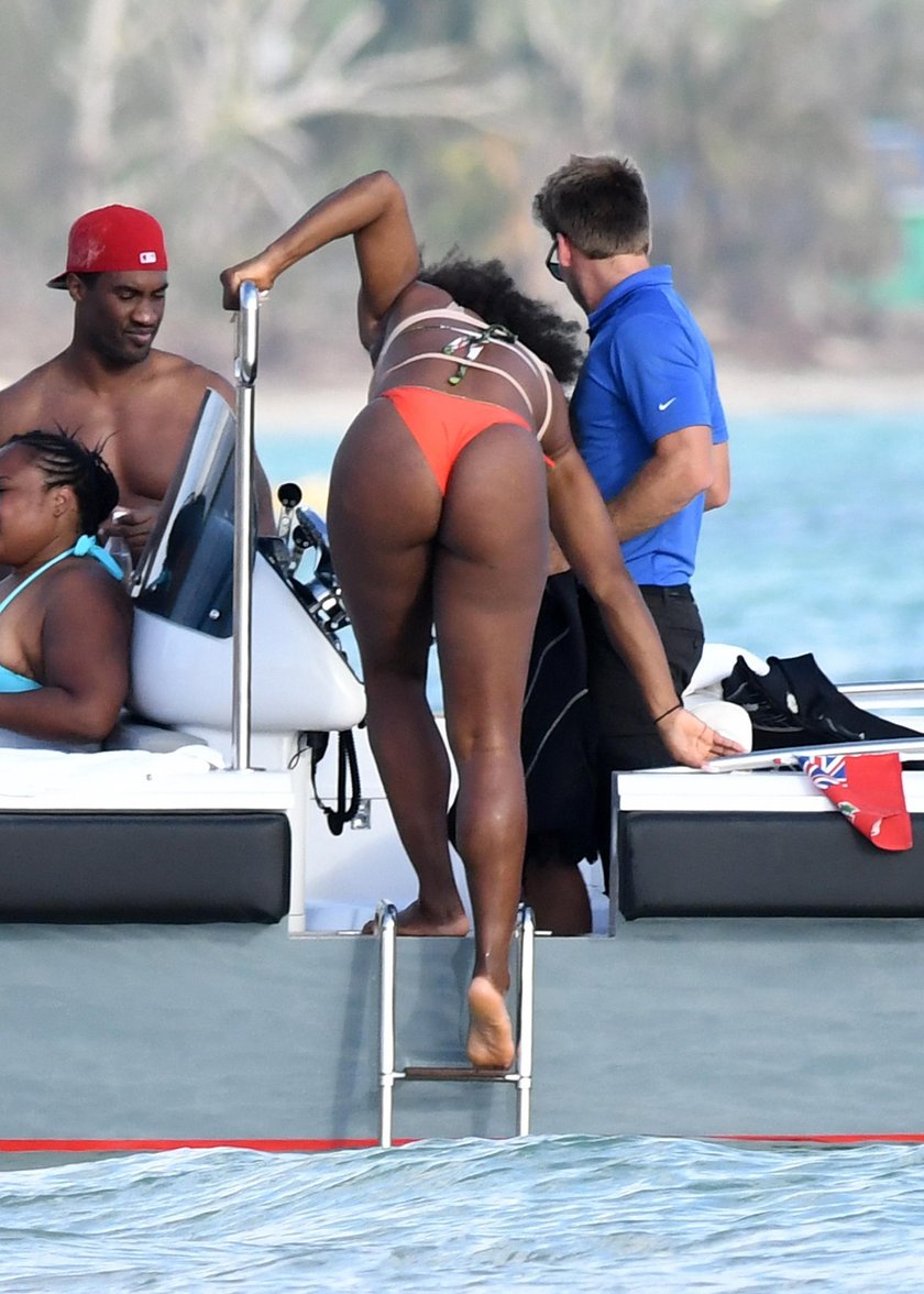 Serena WIlliams szaleje w bikini. Rywalka Radwańskiej pokazała ciało