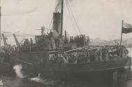 Żołnierze czechosłowackiego 1. Batalionu Szturmowego na pokładzie statku uzbrojonego Burjat. Do marca 1920 roku Czechosłowacja również posiadała biało-czerwoną flagę.