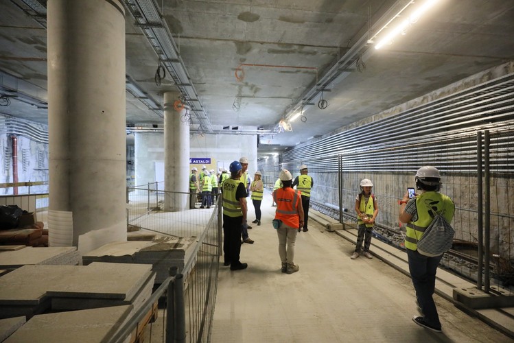 Rzecznik firmy Astaldi Mateusz Witczyński opowiedział w rozmowie z PAP o szczegółach prac. 'Możemy zobaczyć, że po dwóch latach wykonaliśmy obiekty stacji, czyli całą jej konstrukcję, a także dwóch pozostałych stacji. Wykonane są tunele pomiędzy tymi stacjami oraz tunele łączące tę rozbudowę z istniejącą II linią metra, czyli ze stacją Dworzec Wileński' - mówił.
<br>
'Wewnątrz stacji możemy zobaczyć instalacje mechaniczne i elektro-energetyczne, czyli wentylację, pomieszczenia techniczne. Możemy zobaczyć torowiska, których mamy gotowych ok. kilometra z 6 kilometrów. Możemy też zobaczyć okładziny kamienne na platformie peronu czy podwieszane sufity' - wymieniał Witczyński.
<br>
Podkreślił, że zakończenie prac jest zaplanowane na maj 2019 r. 'Wtedy rozpoczną się odbiory. W zależności od tego, jak one będą przebiegały, będzie można mówić o otwarciu podziemnej kolejki' - powiedział.