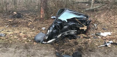 Części auta leżały na kilkunastu metrach. Tragedia pod Łobżenicą