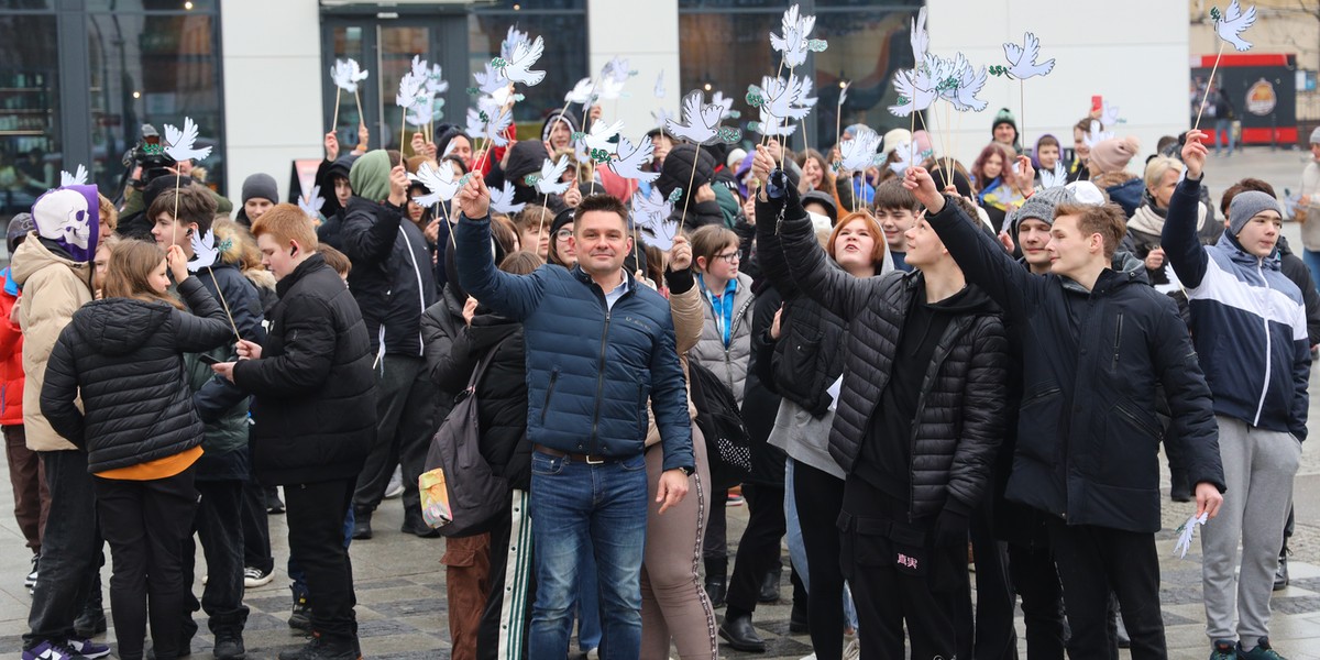 Dzieci z Ukrainy i ich koledzy z podstawówki w Łodzi razem na Piotrkowskiej