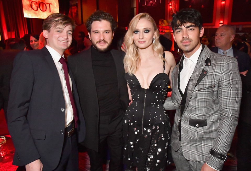 Jack Gleeson (Joffrey Baratheon), Kit Harington (Jon Snow), Sophie Turner (Sansa Stark) i Joe Jonas