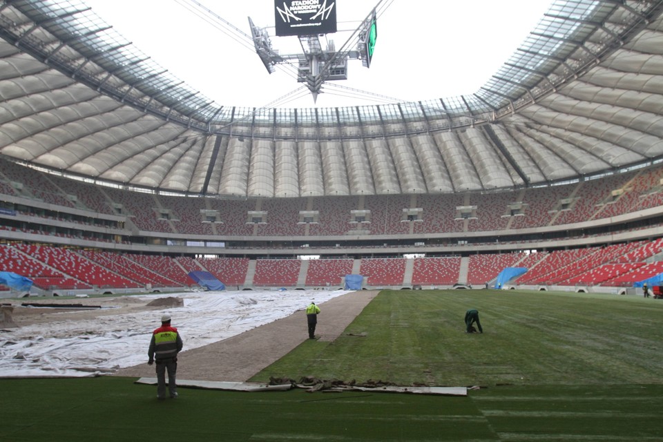 Układanie murawy na Stadionie Narodowym