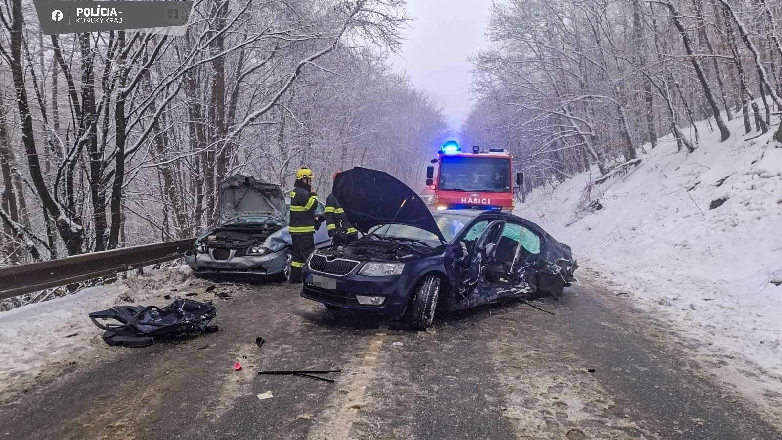 Cesta medzi obcami Slanec a Rákoš je pre nehodu neprejazdná.