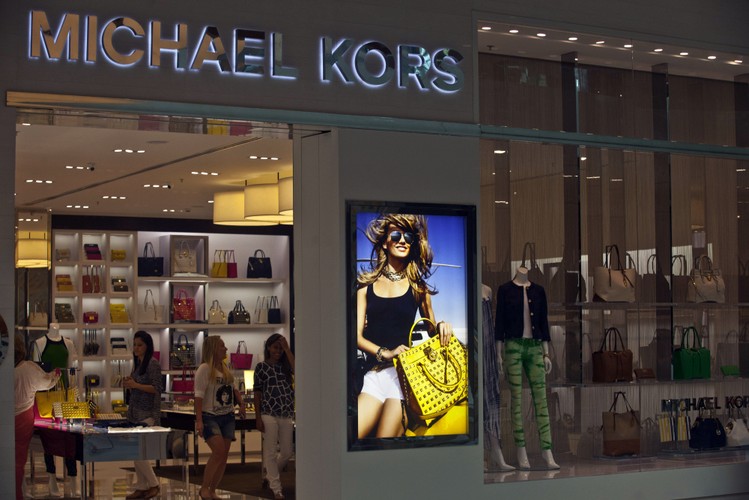 4. John Idol, Michael Kors.  'Ma duże doświadczenie w branży, był szefem firm Tommy Hilfiger i Ralph Lauren. Firma Michael Kors walczył o przetrwanie i był na granicy bankructwa przez lata. Kors jest świetnym projektantem, ale nie zna się na biznesie. Idol i jego partnerzy wykupili firmę za grosze, a teraz jest wyceniana na 11 mld dolarów. Wprowadzili strategię marketingową na światowym poziomie do spółki, która nigdy nie miała strategii marketingowej i postawili na produkty luksusowe w przystępnych cenach.'