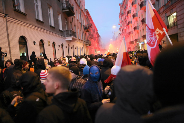 Zniszczona tęcza, ranni policjanci, spalone samochody. Marsz Niepodległości w Warszawie