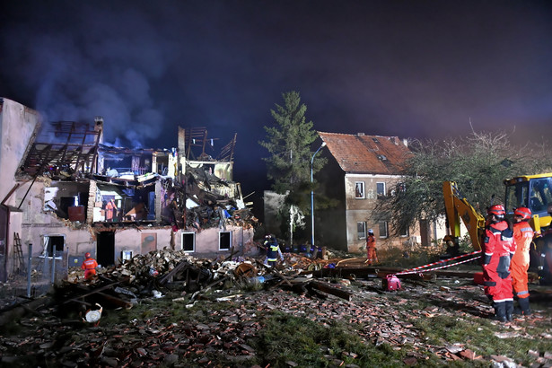 Gruzowisko po zawaleniu się budynku wielorodzinnego w Ścinawie na Dolnym Śląsku