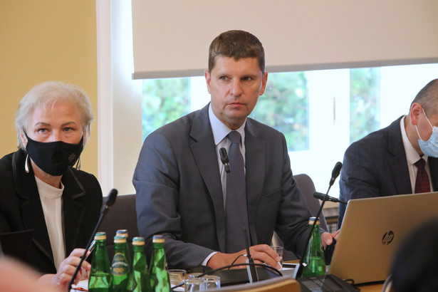 Wiceminister edukacji i nauki Dariusz Piontkowski podczas posiedzenia komisji w Sejmie