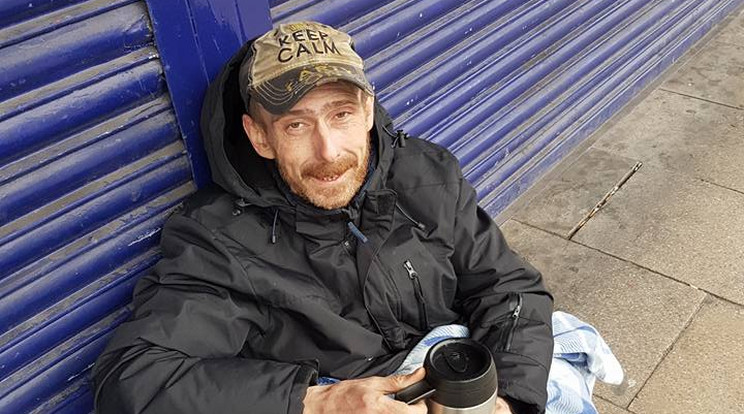A hajléktalan férfi segített/Fotó:Facebook