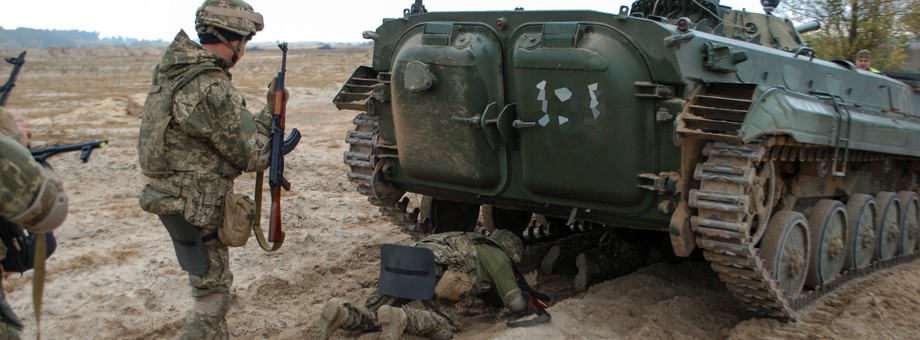 Żołnierz jednej z nowo formowanych ukraińskich brygad zmechanizowanych podczas szkolenia. Transporter BMP-1 przejeżdża nad głowami szkolonych żołnierzy, żeby przyzwyczaić ich do frontowych niebezpieczeństw.