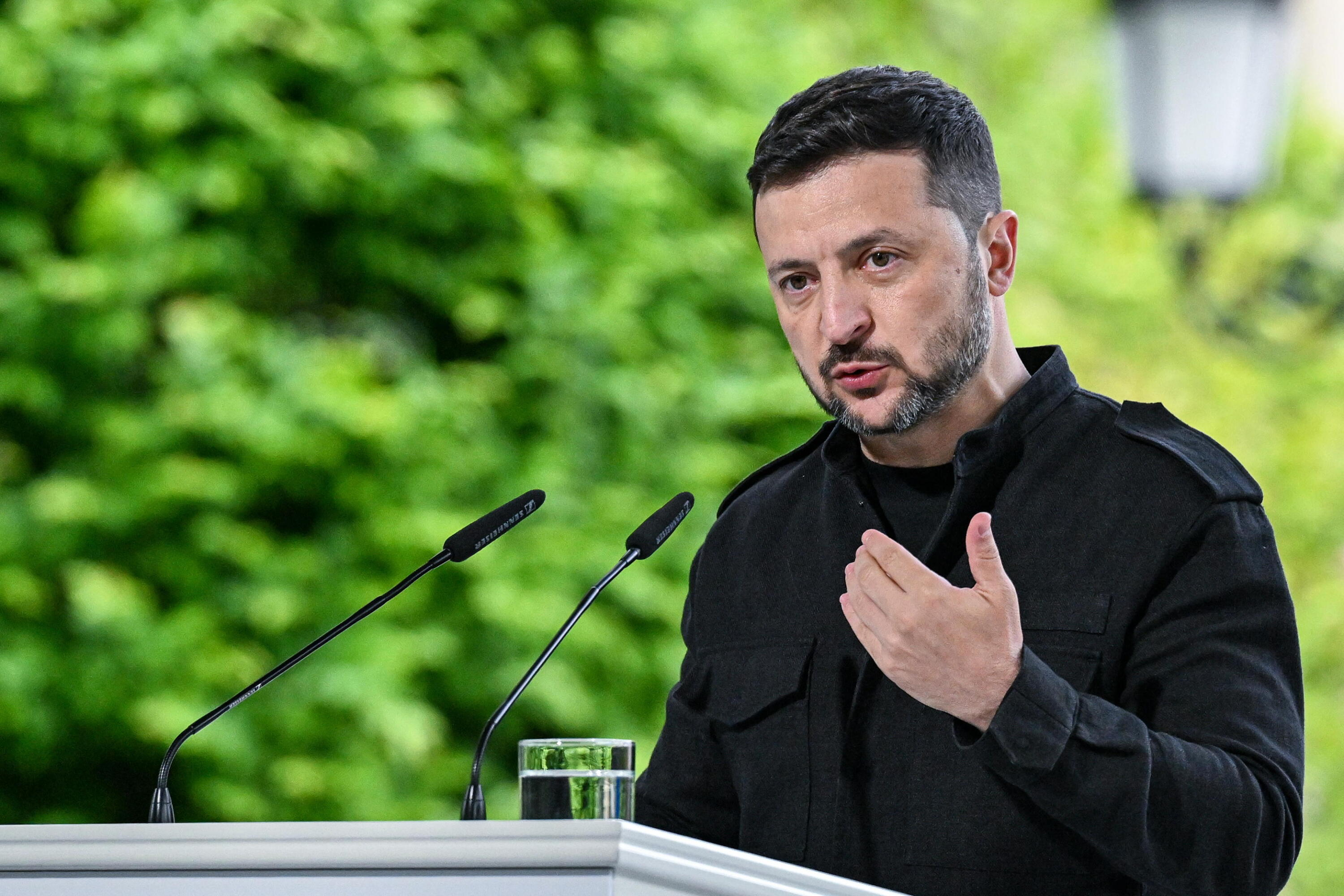 Zełenski i Macron: Francja szkoli pilotów Mirage dla Ukrainy