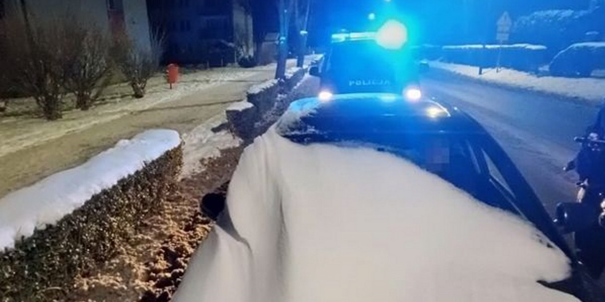 Kierowca jechał tak zaśnieżonym samochodem