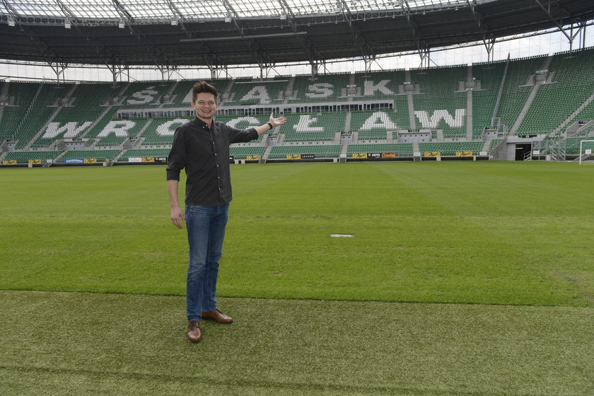 Adam Burak na murawie Stadionu Miejskiego we Wrocławiu