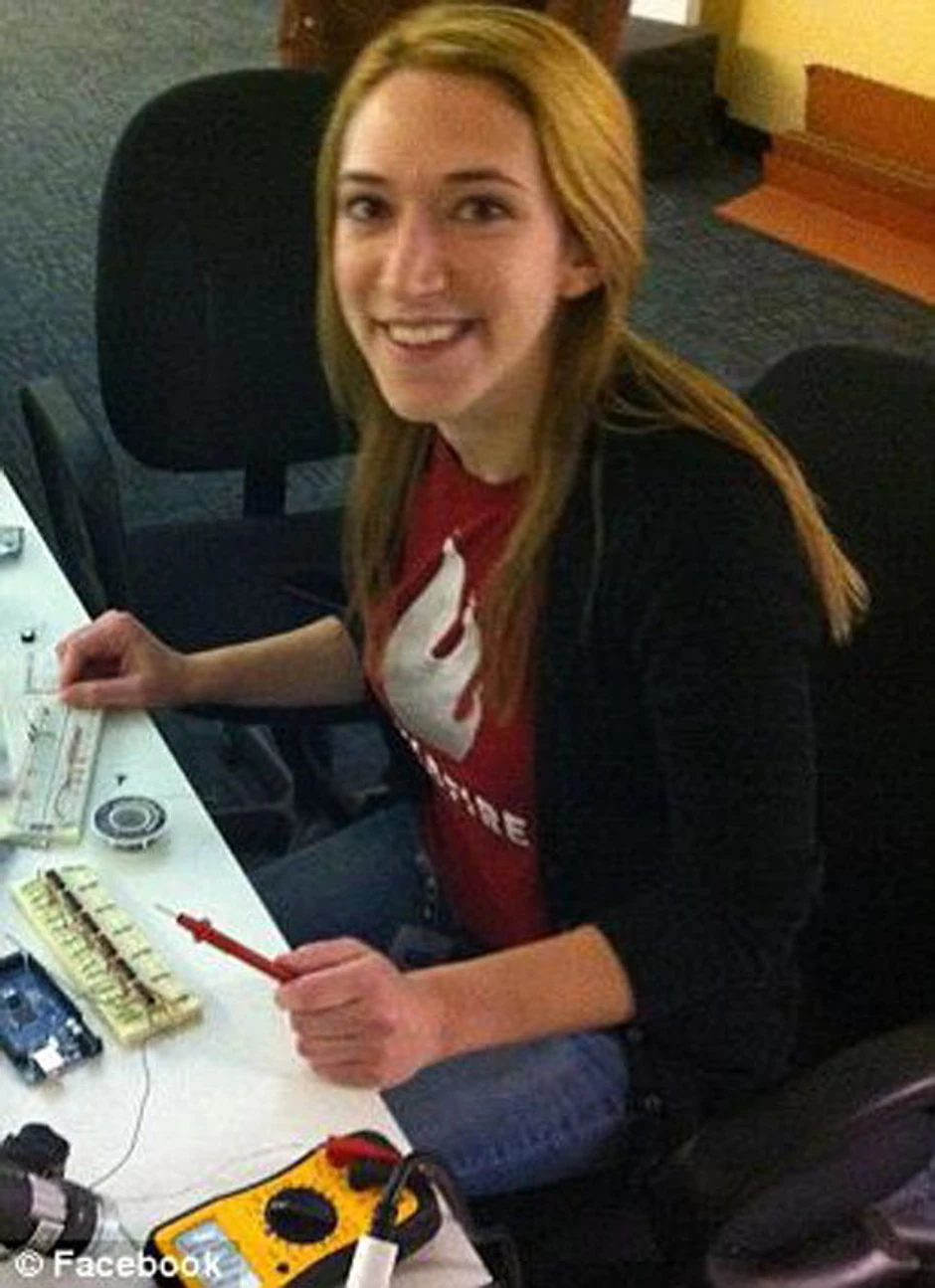 Sestra Arijel radi kao kao menadžer porizvoda u marketinškom preduzeću