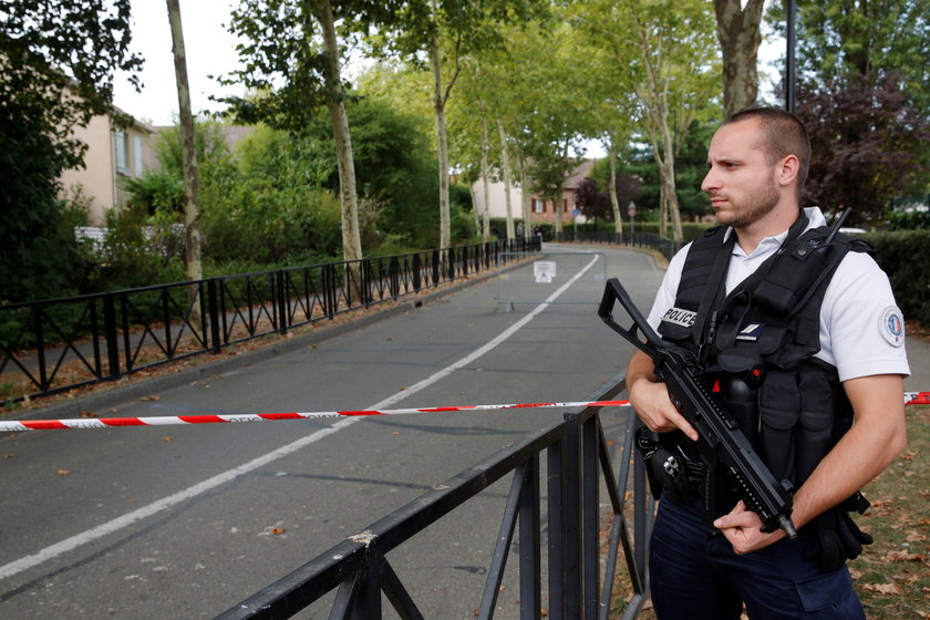 Atak nożownika w miejscowości Trappes na przedmieściach Paryża