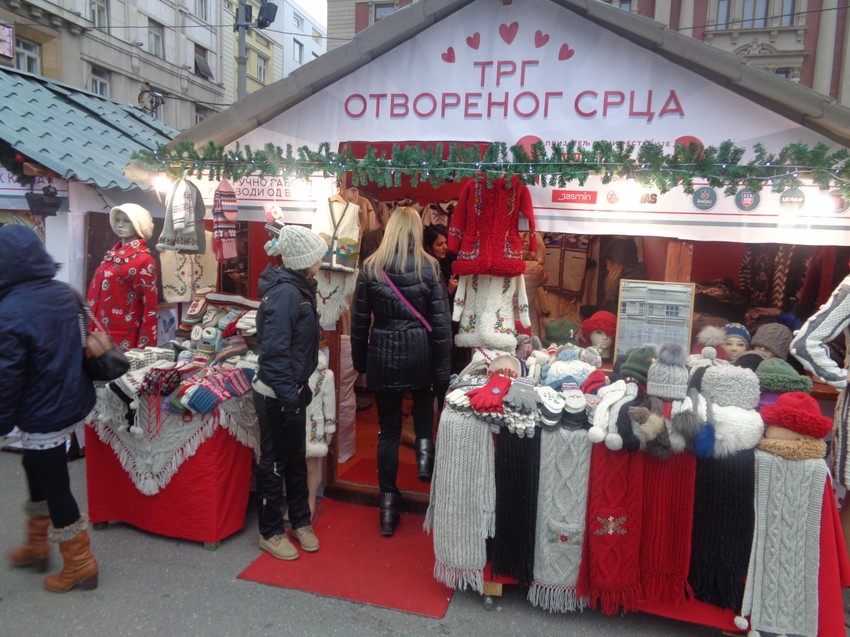 Vuneni džemperi, prsluci, čarape i kape sa Zlatibora