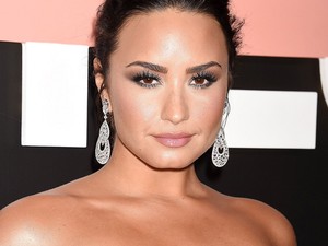 Demi Lovato a világ legszűkebb ruhájába préselte bele magát!