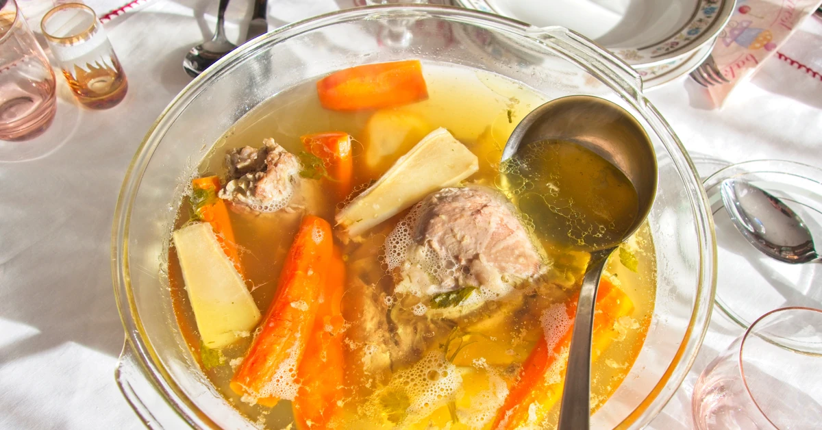 Trzeba usuwać szumowiny z rosołu? Odpowiedź jest zaskakująca. Chodzi o smak