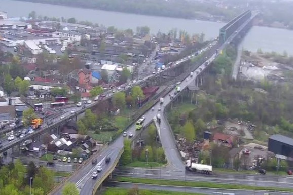 (FOTO) KOLAPS NA PANČEVCU IZ  2 KRAKA Kiša i saobraćajne nesreće napravili haos u Beogradu: Evo gde je sve kritično