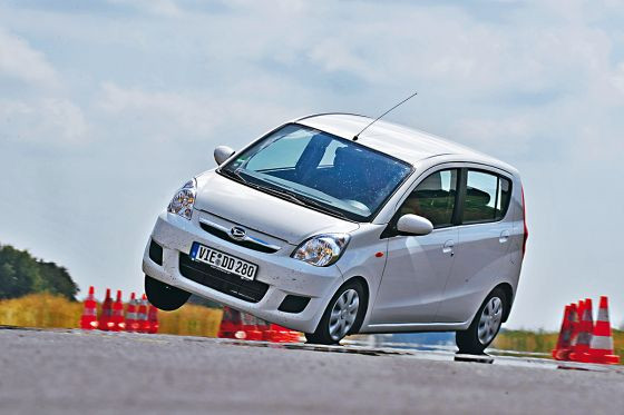 Daihatsu Cuore: segment A, 1,0 l benzyna (68 KM), droga hamowania w teście: 43,2 metrów.