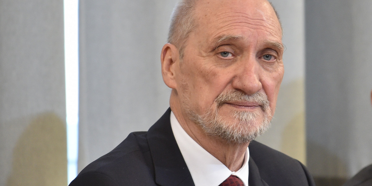 Antoni Macierewicz przeprasza za upublicznienie zdjęć ofiar katastrofy smoleńskiej.